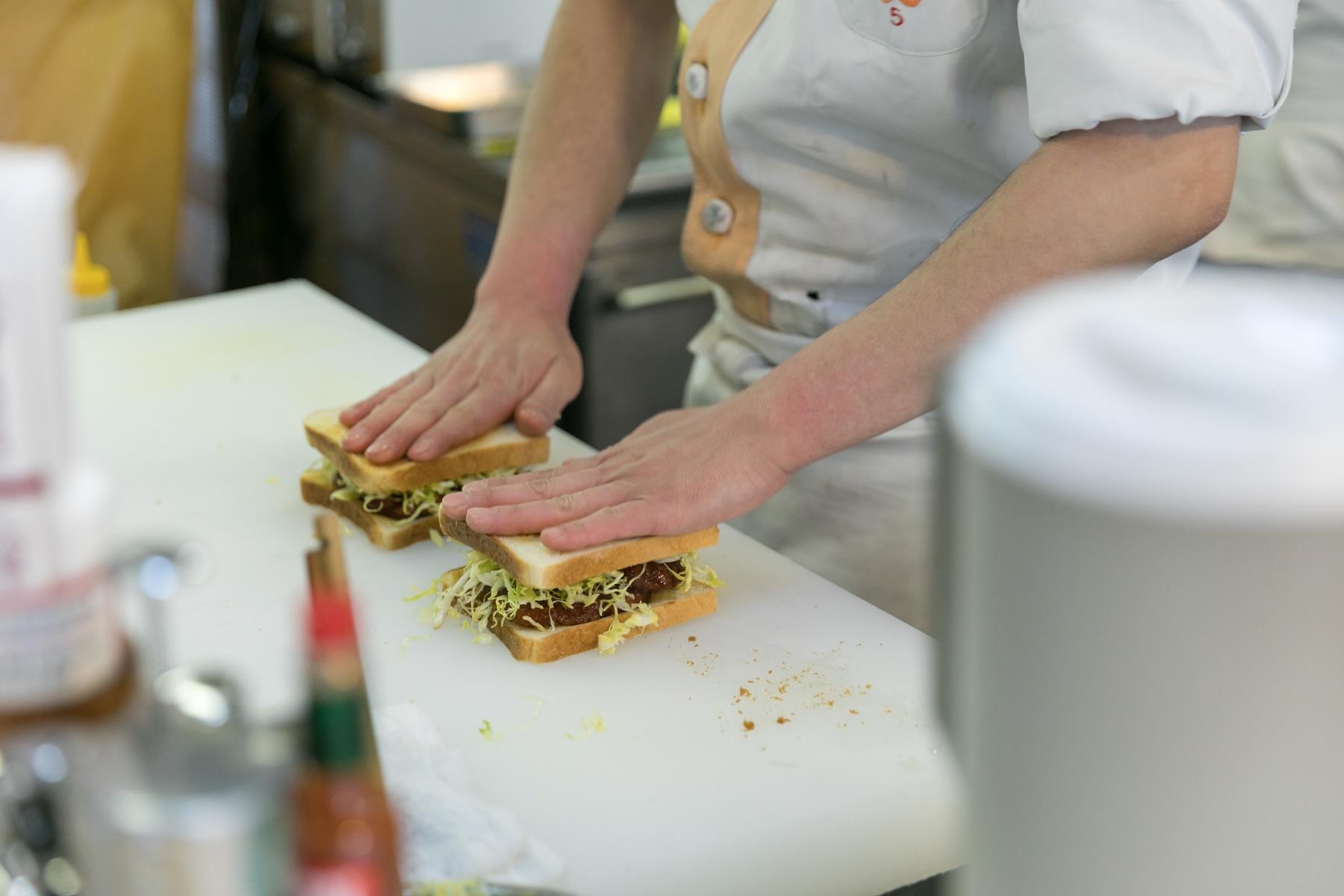 カツサンド料理中