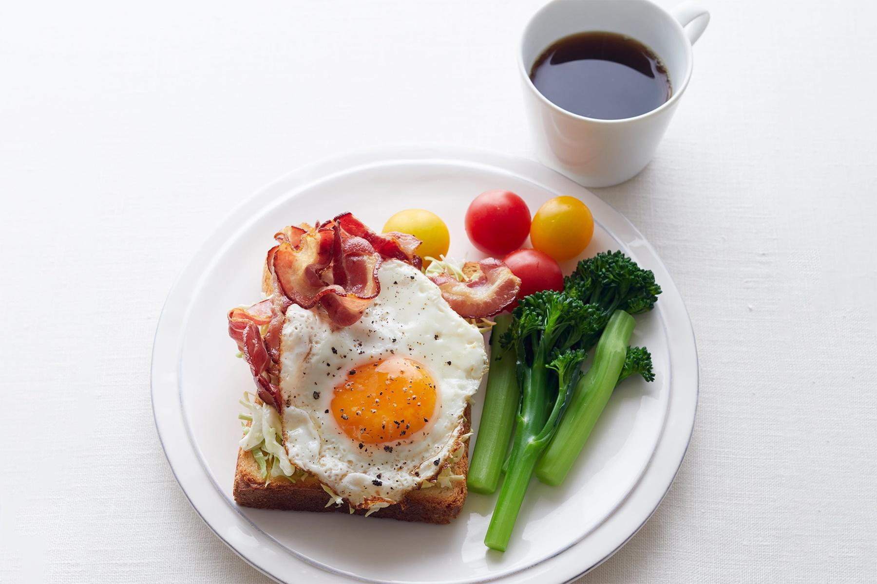 ベーコンエッグトースト