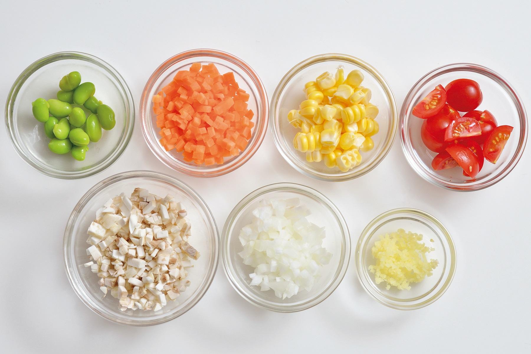 みじん切りにした野菜は、弱火でじっくり炒めることで甘味が生まれる。