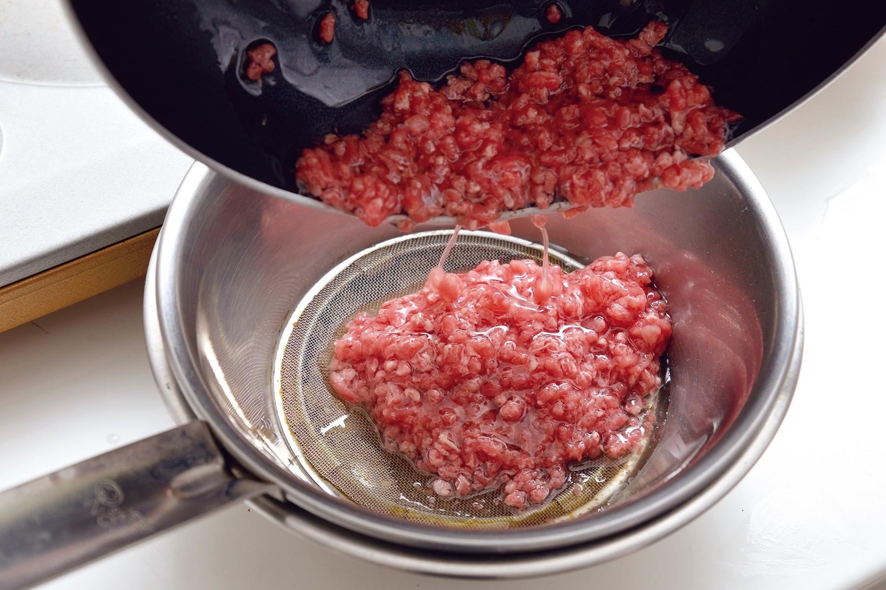 挽き肉を油で温めて濾すことにより、臭みを取ることができる。