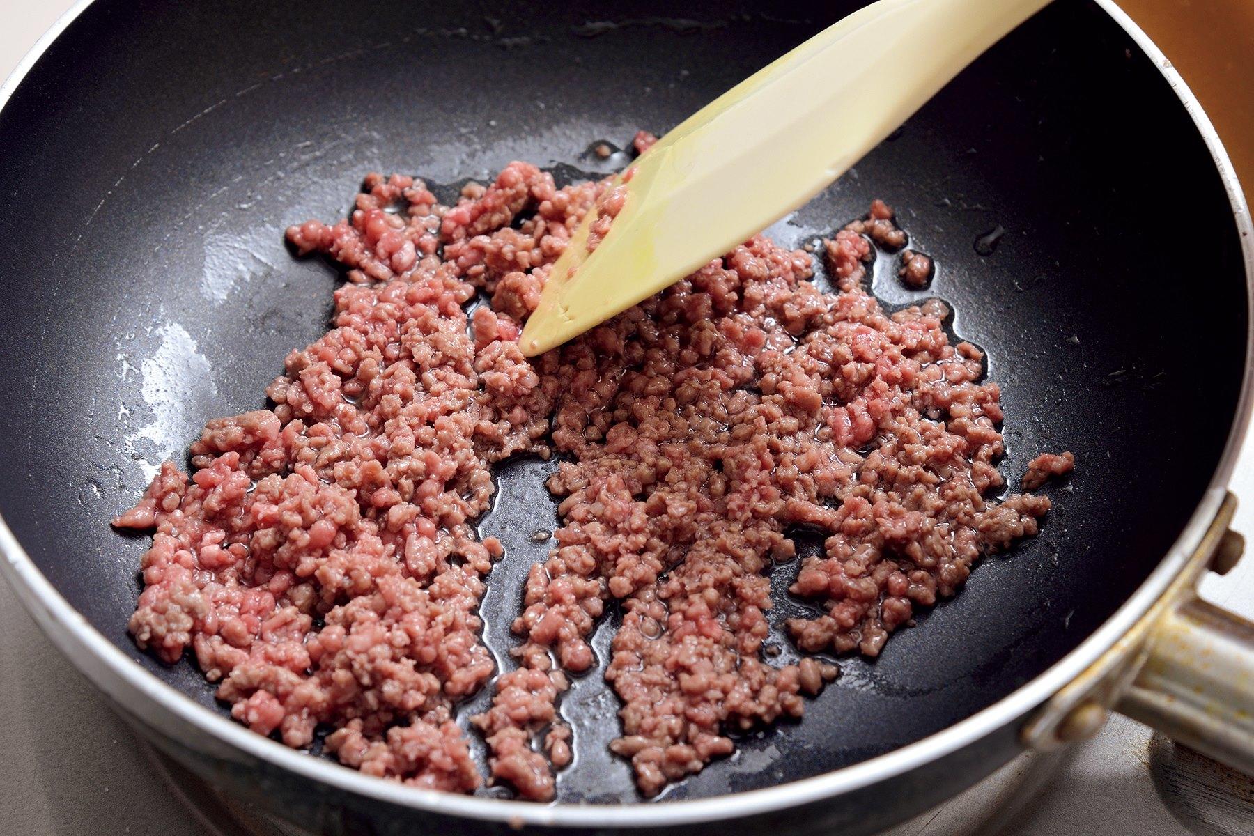 挽き肉全体の色が変わるように、まんべんなく混ぜ炒める。