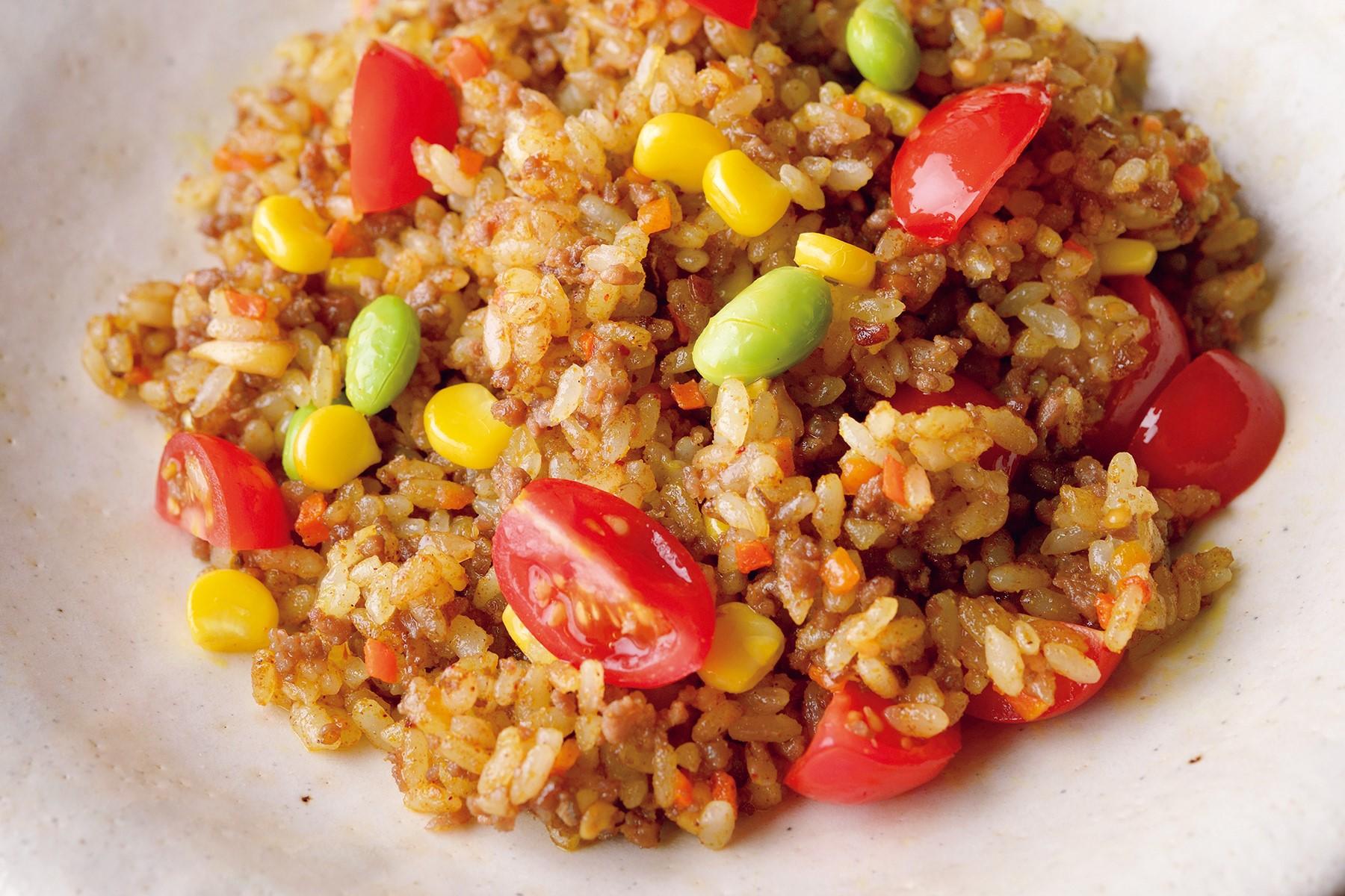 あらかじめゆでた枝豆と、火の通りやすいミニトマトは最後に加える。