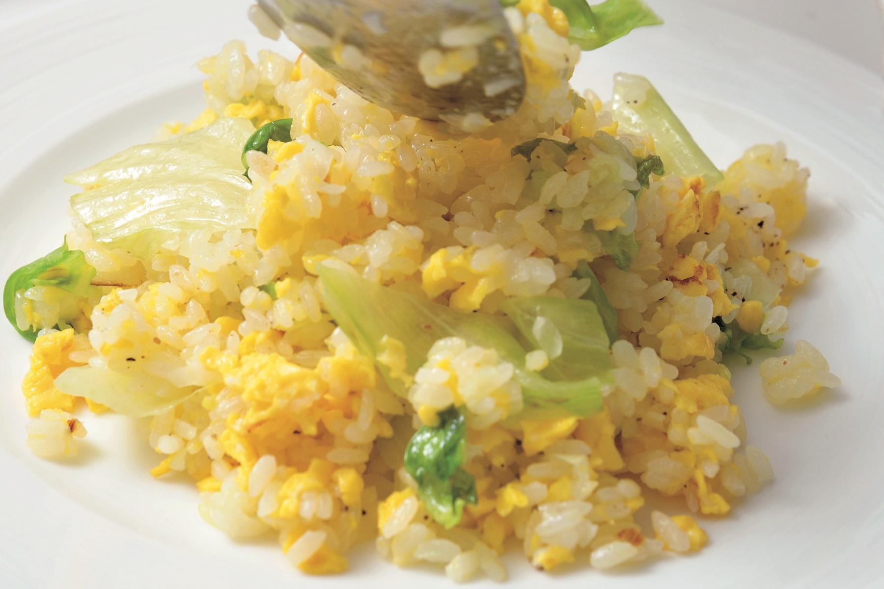 下ごしらえをして弱火で炒めたごはんは、しっとり感とともにモチモチ感もキープ。