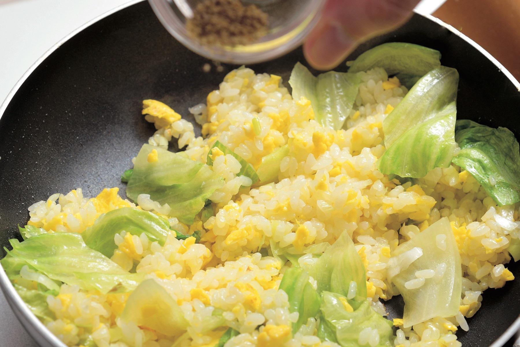 レタスを後半に入れることで、シャキシャキのレタスが味わえる。