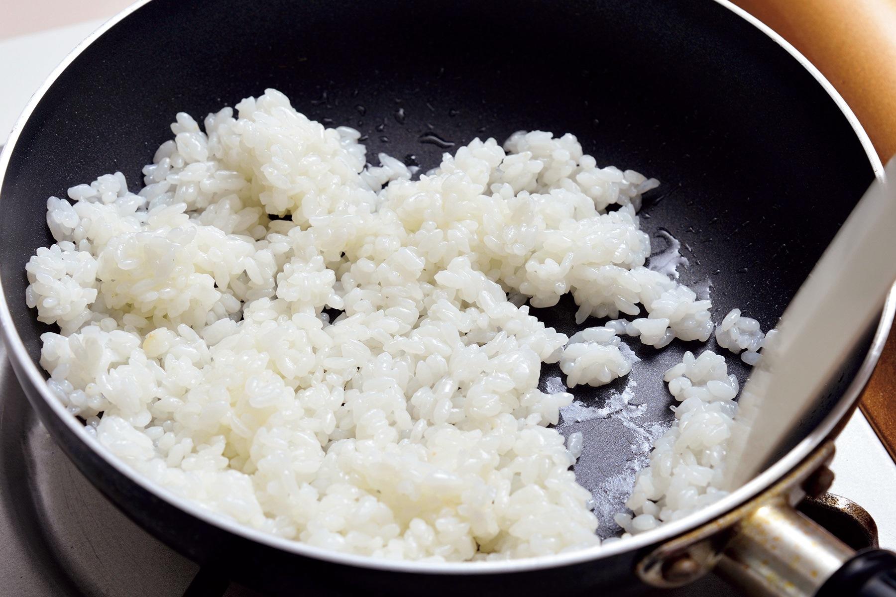 下ごしらえでごはんを油でコーティングしているので、フライパンの豚肉の脂をふき取っても油分が足りなくなる心配はない。