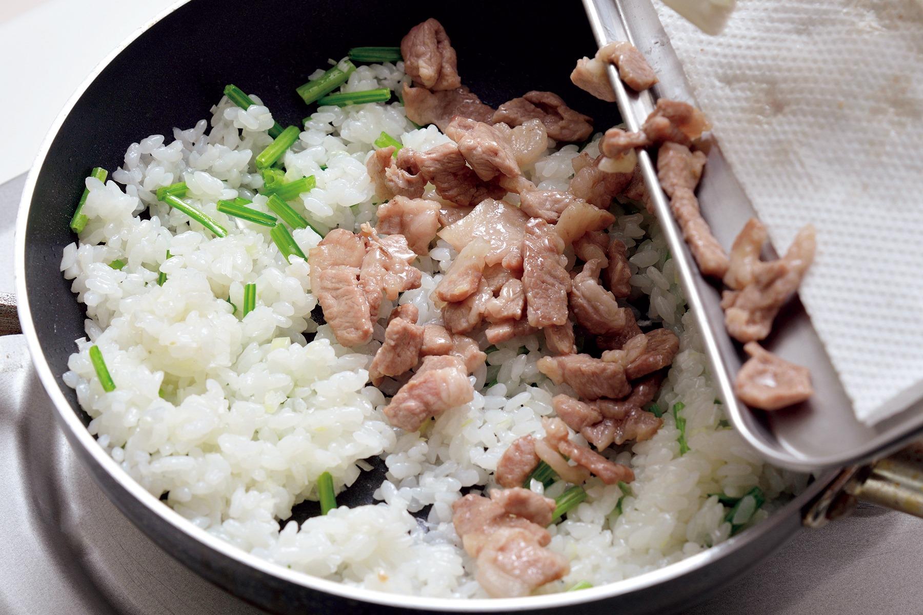 火の通り方が異なるほうれん草の茎と葉を、時間差で加えて炒めるのがコツ。