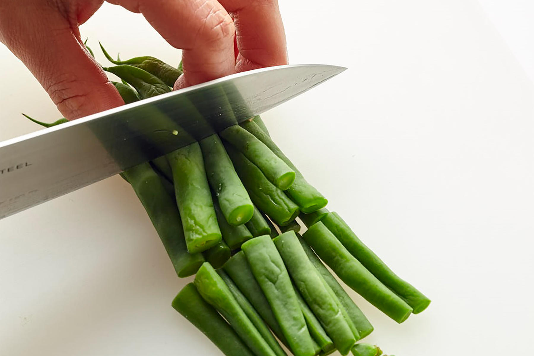 いんげんを切る