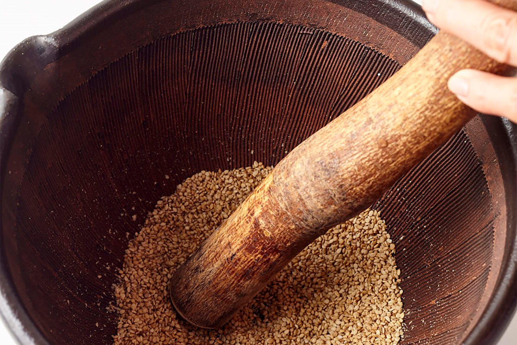 胡麻を煎り、すり鉢でする