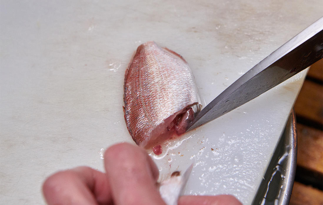 うろこと内臓を取り、頭を落とす。