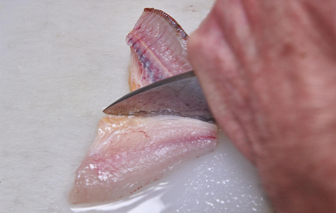 口の中に残ってしまうような、余分な筋などを除く。