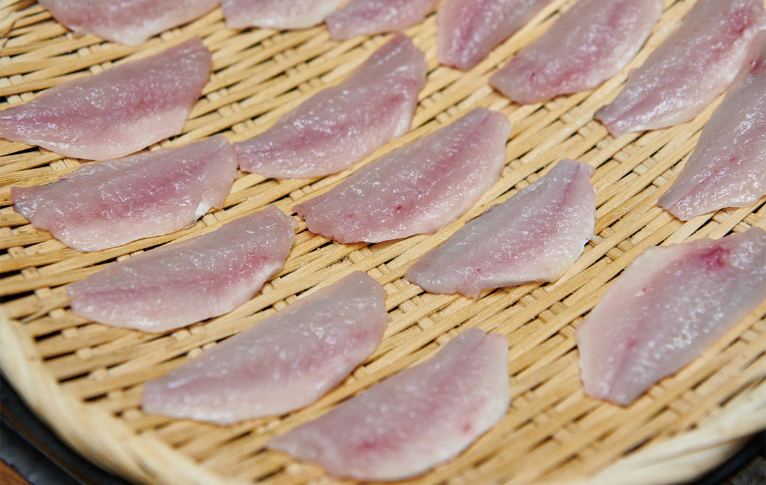 上からも塩をかけて10分ほど置く。