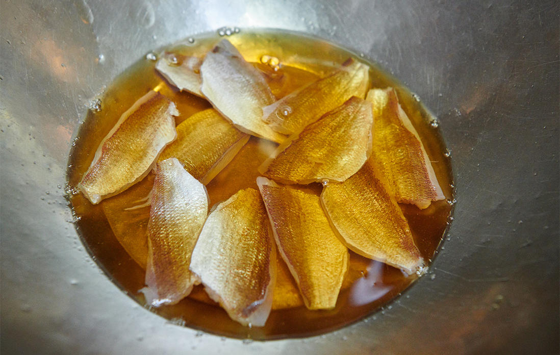 塩を洗い流し、酢、砂糖を合わせた汁のなかで泳がせ、酢を全体にまわす。