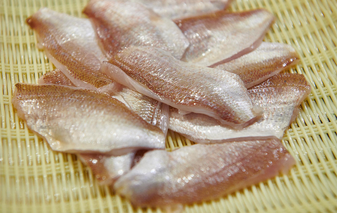 ざるに上げて水毛を切る。艶やかで美しい色合い！