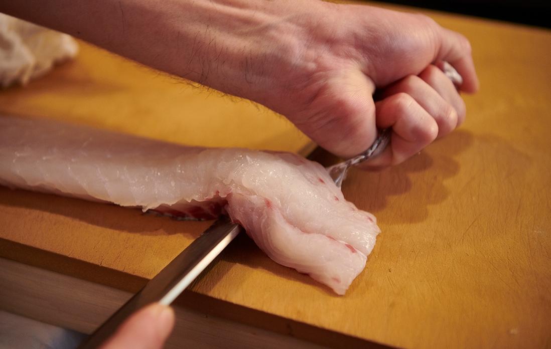 納得のいく鯛を仕入れられた。まず皮を引き、1日寝かせる。