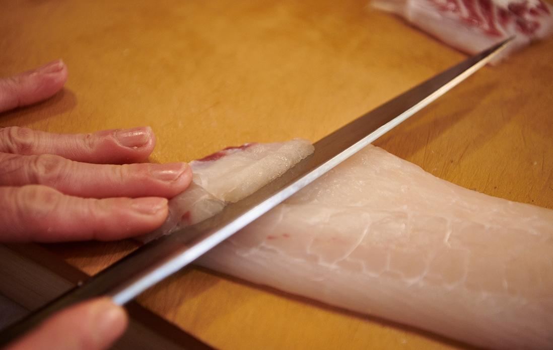 1日寝かせて身がなじんできたら、1貫の大きさにおろしていく。