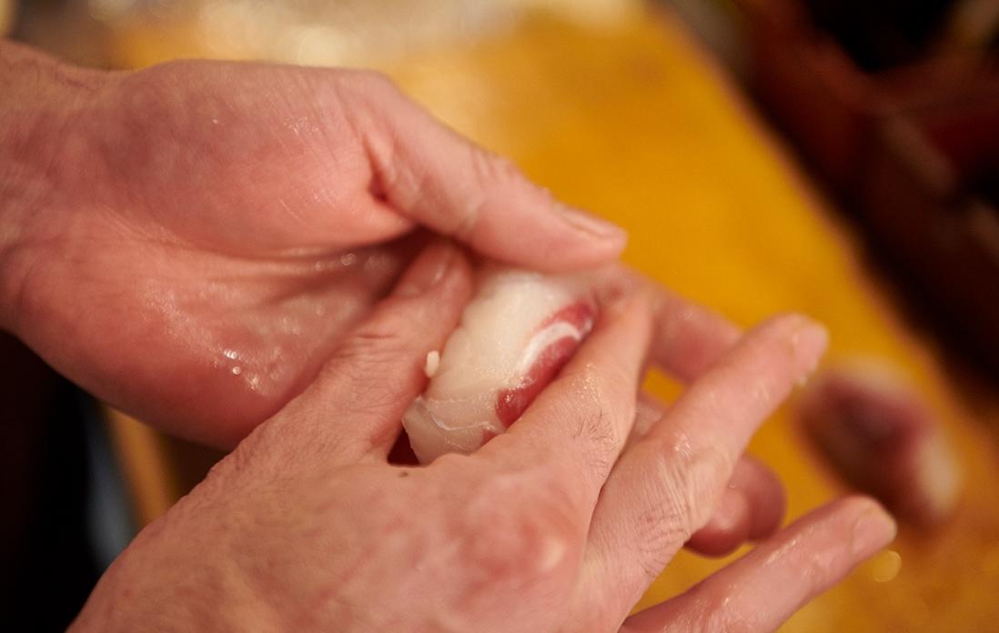 握って、煮切り醤油をひと塗りして供する。