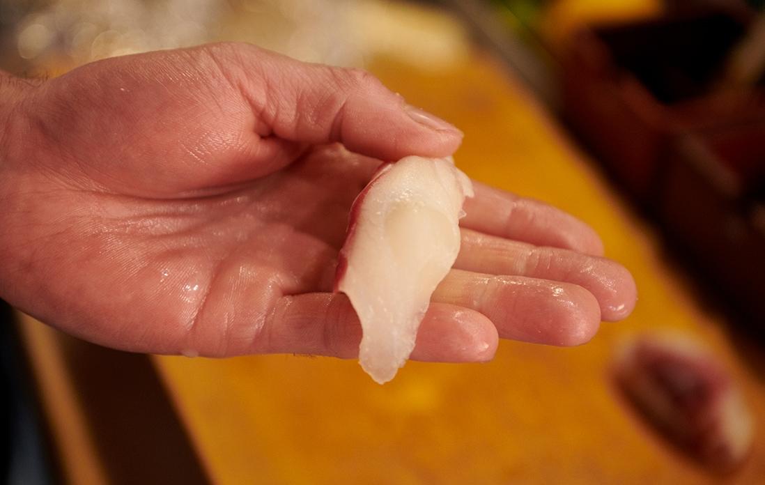 1日寝かせただけの鯛は、弾力と旨味が味わえる。昆布締めにしたものとはまた違う新鮮な味わい。