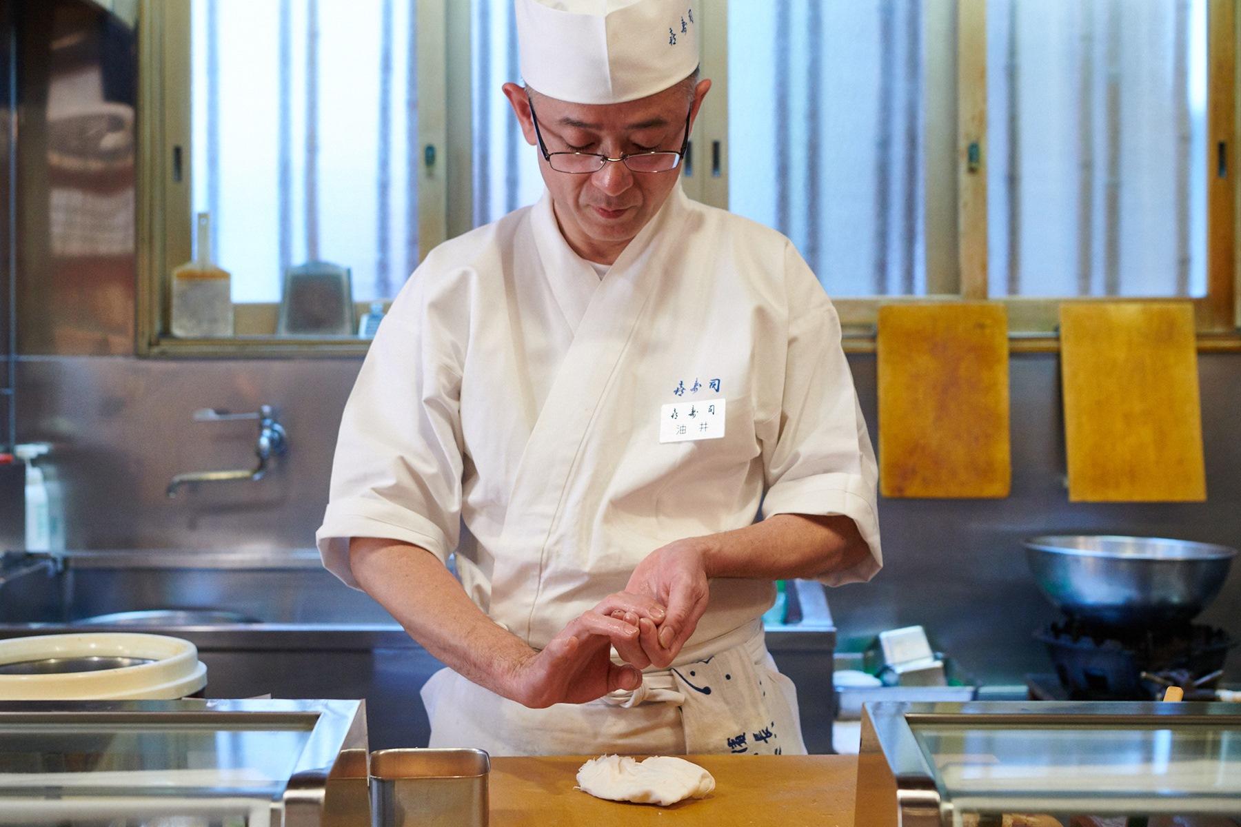 四代目・油井一浩さん。新鮮なままでも寝かせてもおいしく、アラもいいだしが出て捨てるところのない鯛は思い入れのある魚のひとつ。