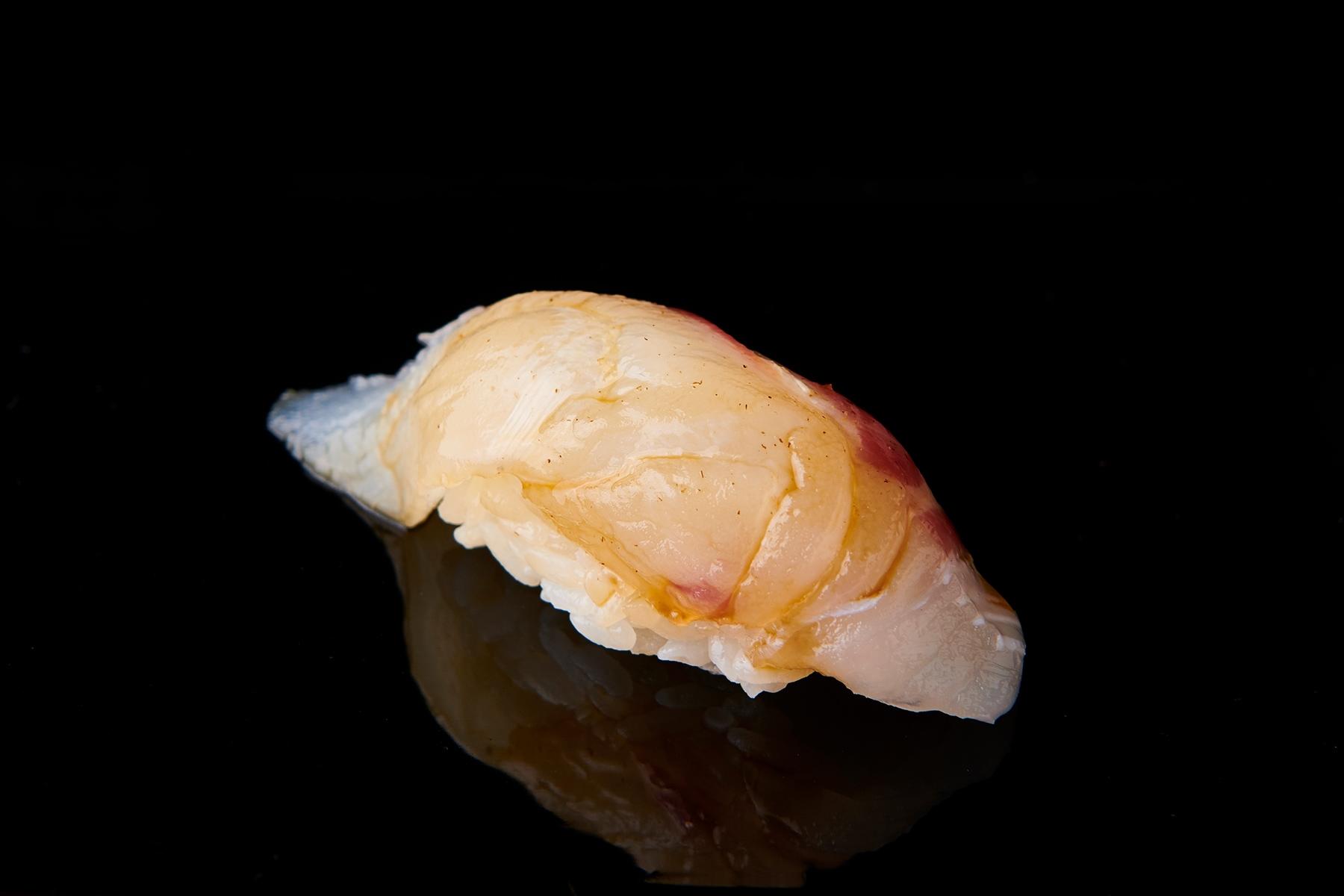 1日ねかせただけの新鮮な鯛。清らかな白身ならではの旨味が口中に広がる。