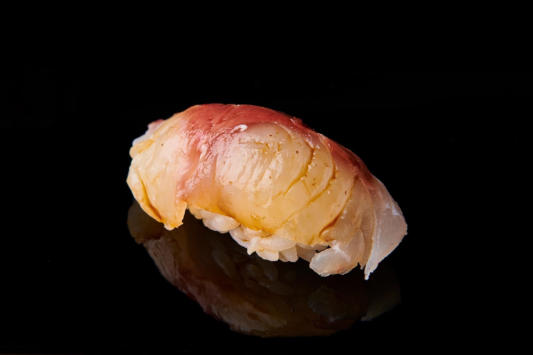 3日ほどねかせたものを昆布で締めた鯛の握り。ねっとりとした食感で、昆布の旨味により長い余韻のある味わいに。