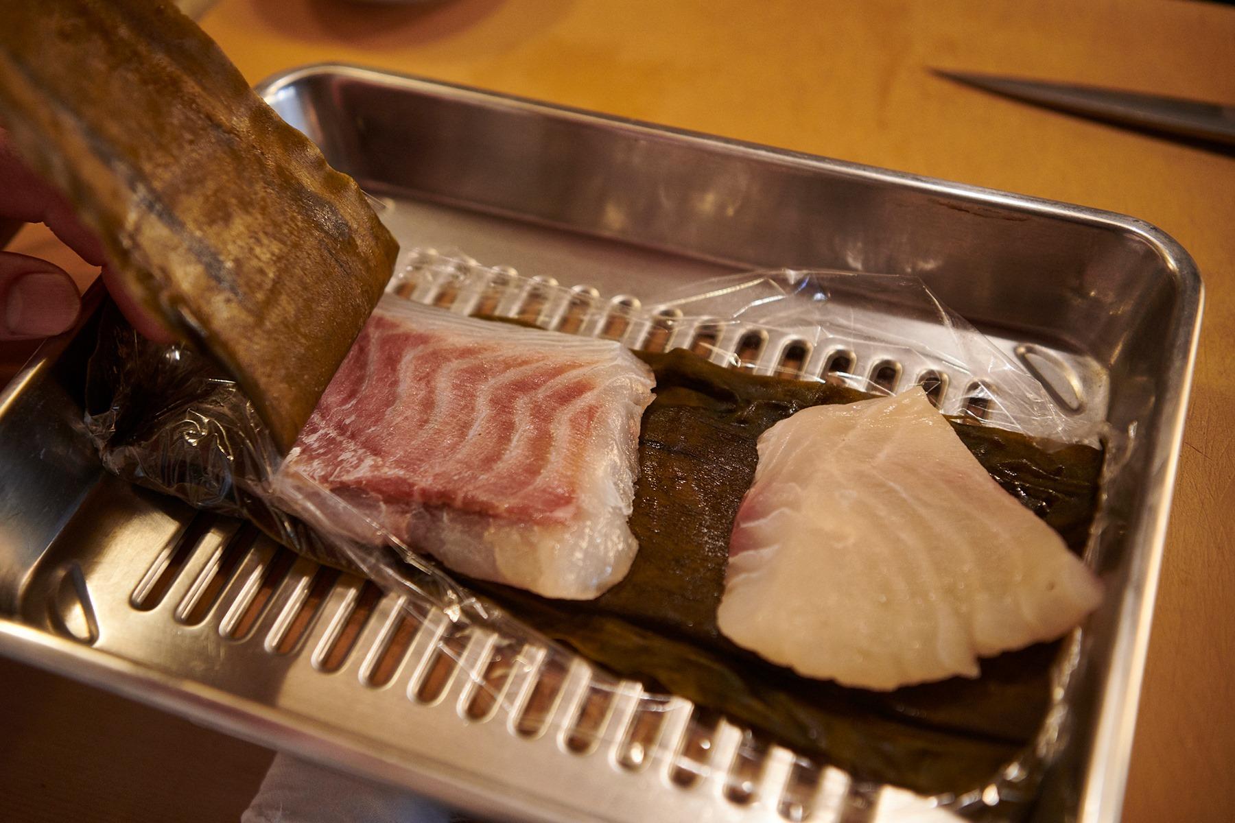 水分が抜けてから昆布で包むことで、その旨味をしっかりと吸う。