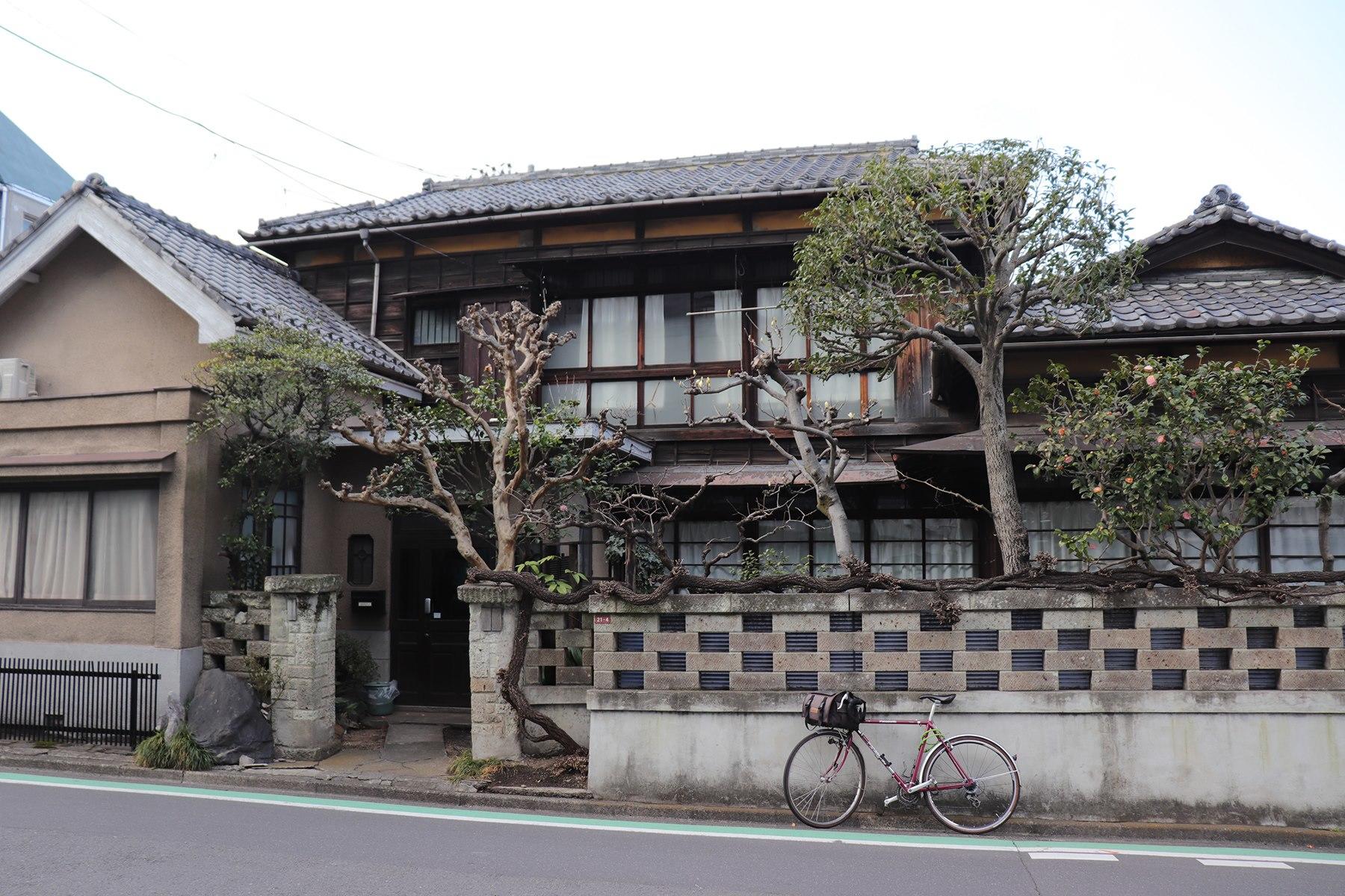 南側の壁はほとんどガラス。往時の長閑な空気が偲ばれます。