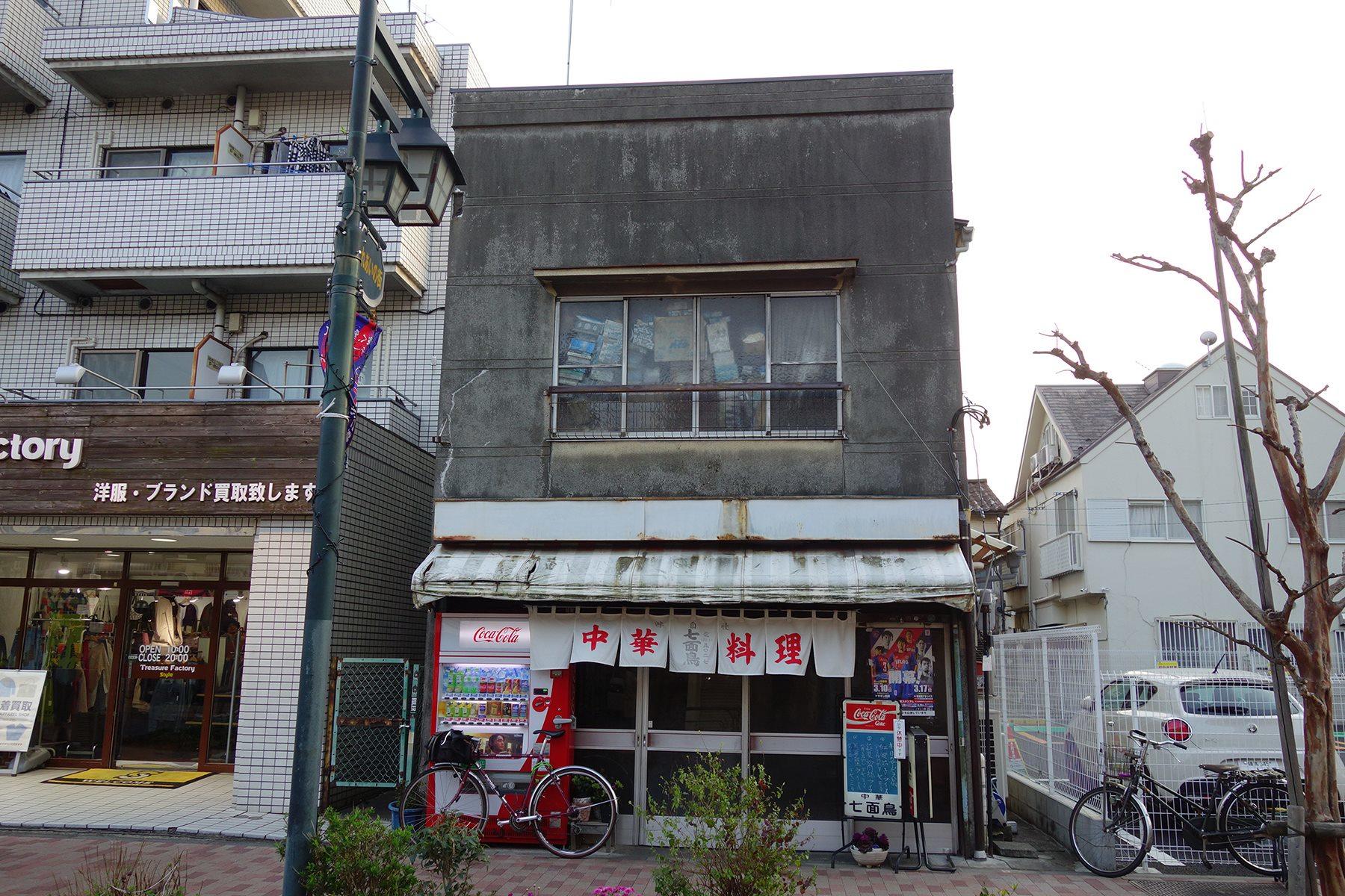 ここもまた一軒だけ時間が止まっています。この建物が並べば、戦後のセットになりますね。