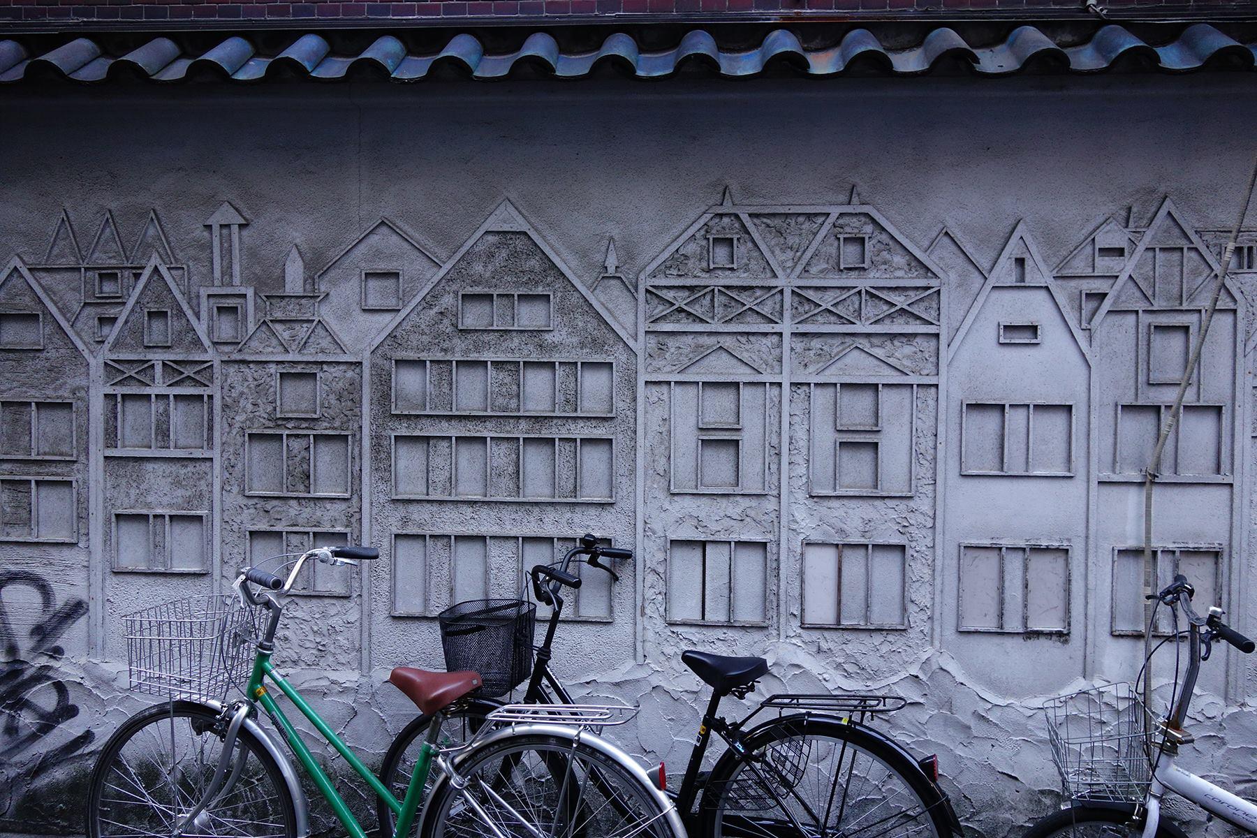 店の壁に斬新なこて絵が。いまはカラオケ店だけど、元はどういう店だったんだ?