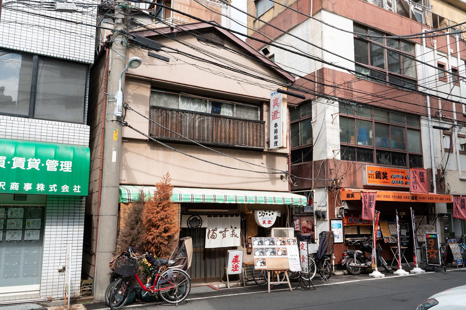 「真澄」は店舗と住居が一体。遠くから見れば家屋の佇まいでもあり、近寄れば店の風情を感じる。いまは取り壊されてしまったけれど。