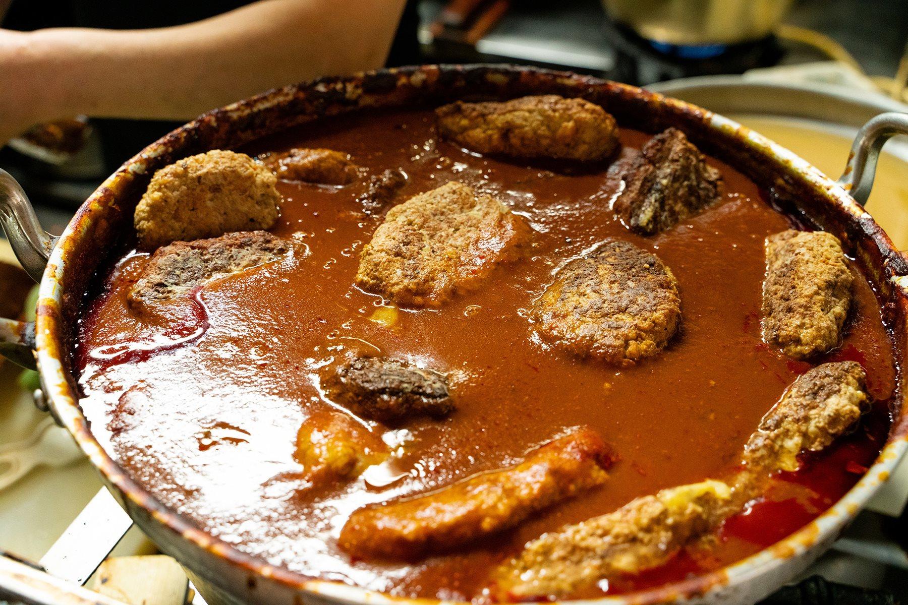 「真澄」の名物のひとつでもある、大鍋で煮込まれたハンバーグ。毎日毎日、女将の高木晴江さんが仕込んでいたのだ。ご馳走さまでした。