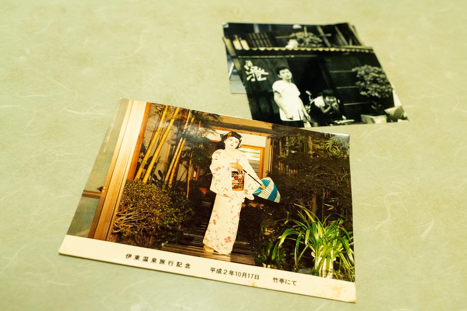 茂夫さんが、店の奥から引っ張り出してきた若き頃の写真。照れくさそうに嬉しそうに、常連客との旅行で女装した姿を見せてくれた。お茶目。