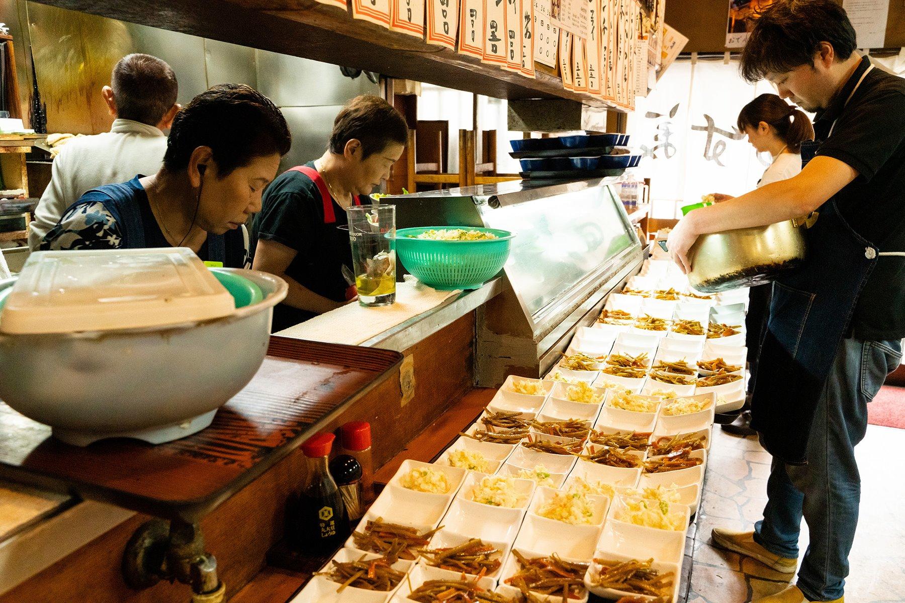 ランチの仕込みは10時前から始まる。総出。淀みなく進む準備に、それぞれに担当があるのかと思ったら、特になし。阿吽の呼吸。