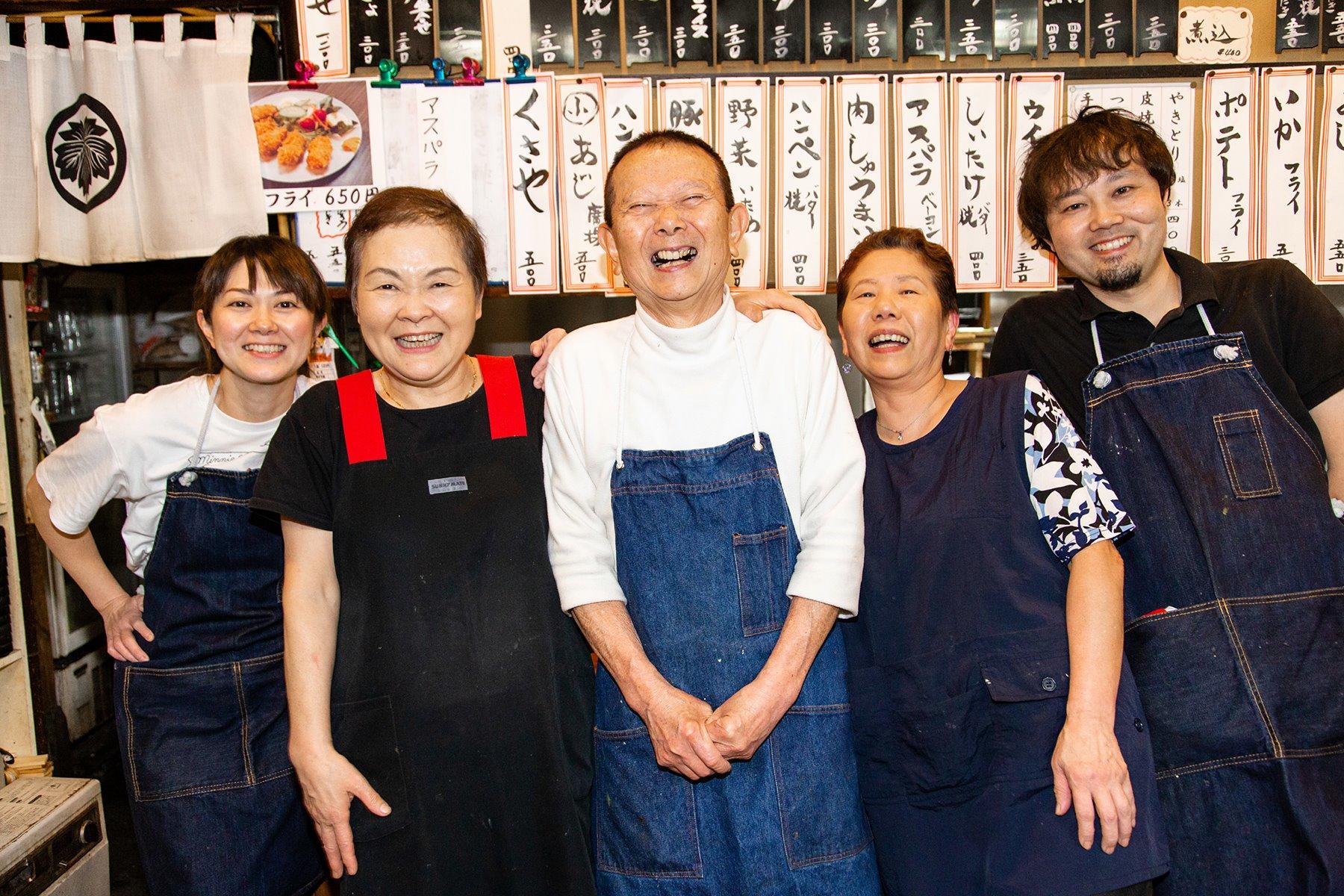 ランチの営業が終わった後に、記念撮影。家族写真。2時間ほどの束の間の休憩を挟んで、夜の準備となる。最後の夜が始まる。