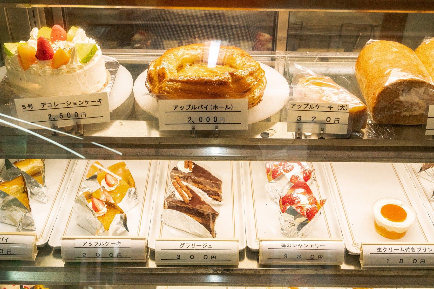 ショーケースには、ケーキが並ぶ。上段にはホールケーキやロールケーキがどーんと鎮座。下段には求めやすいショートケーキが姿を見せる。