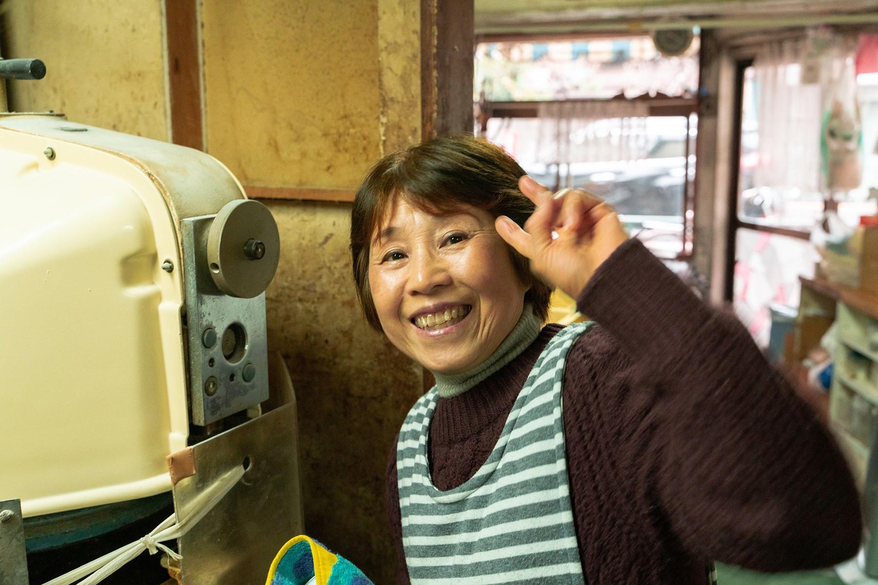 藤村京子さんの屈託のない明るさも「好味屋」名物。京子さん、お昼になると、颯爽と店を飛び出し、武蔵丘高校の売店で「好味屋」のパンを売りに行く。その話は、近いうちに。
