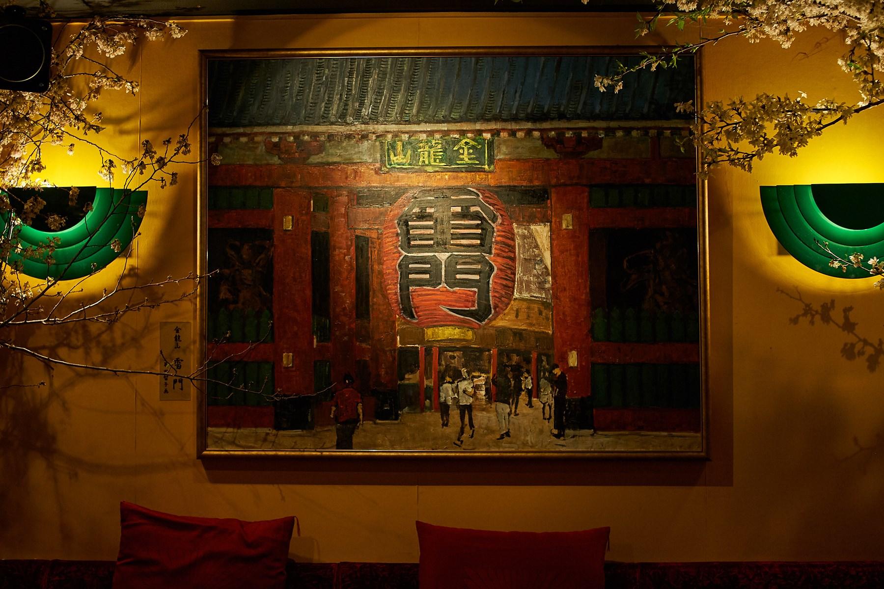 「スナックひまわり」の壁には、堂々たる油絵が(画・萬田智子さん)。浅草寺の雷門(風雷神門)。