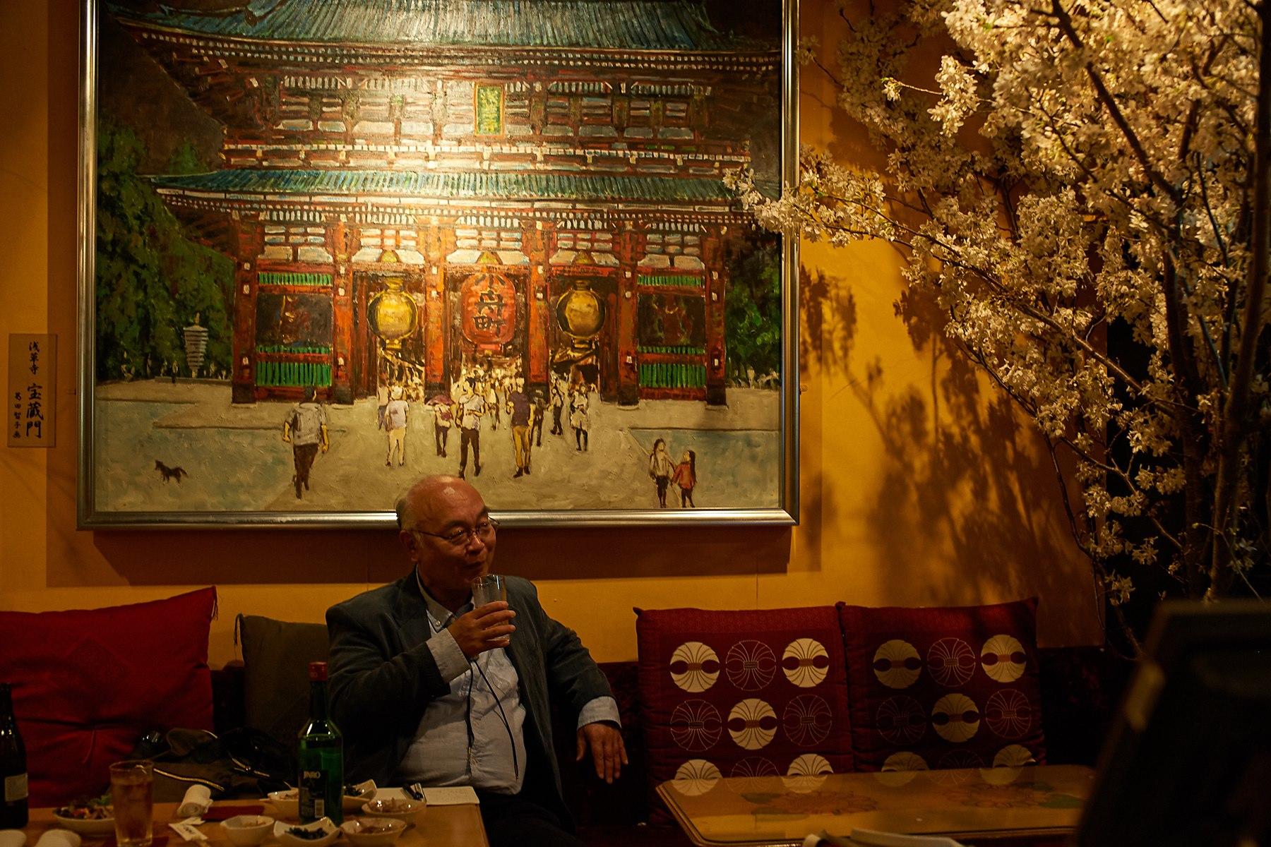 こちらは宝蔵門(仁王門)。店内にいながら浅草らしい雰囲気に浸れます。