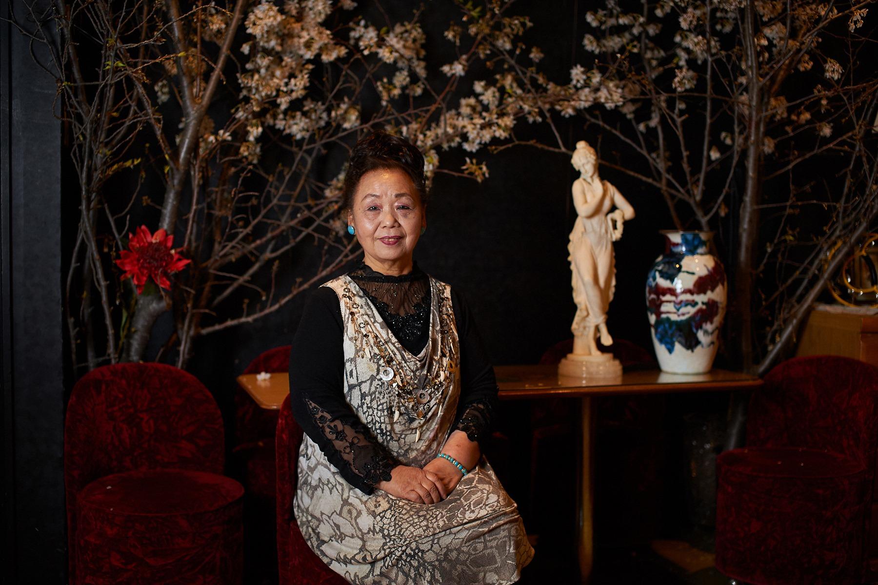 ママの柴田節子さん。おおらかな接客で、ママのファン多し。