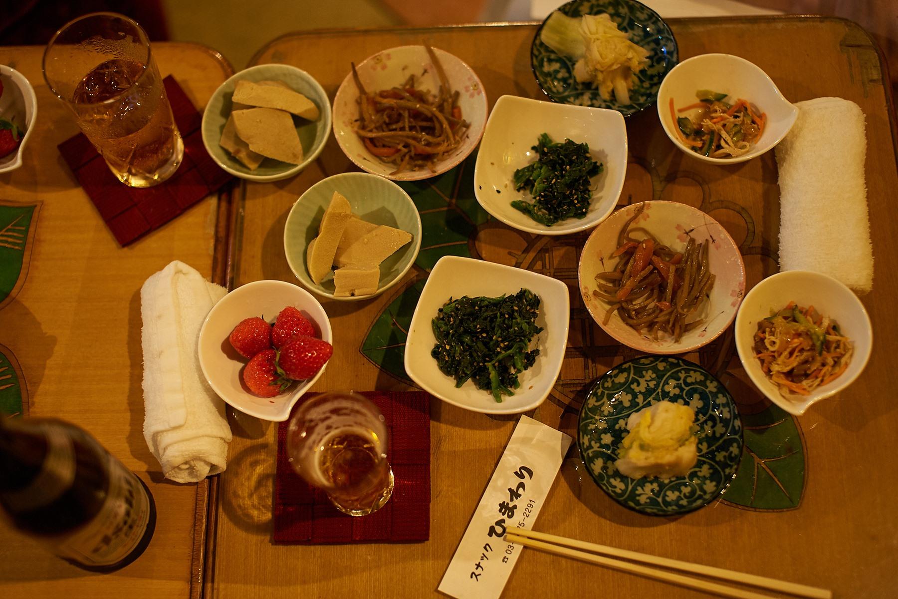 次々に小鉢が出てきます。この日は、ほうれん草の胡麻あえやきんぴらごぼうなど。そしてイチゴ。必ず季節の果物が添えられます。