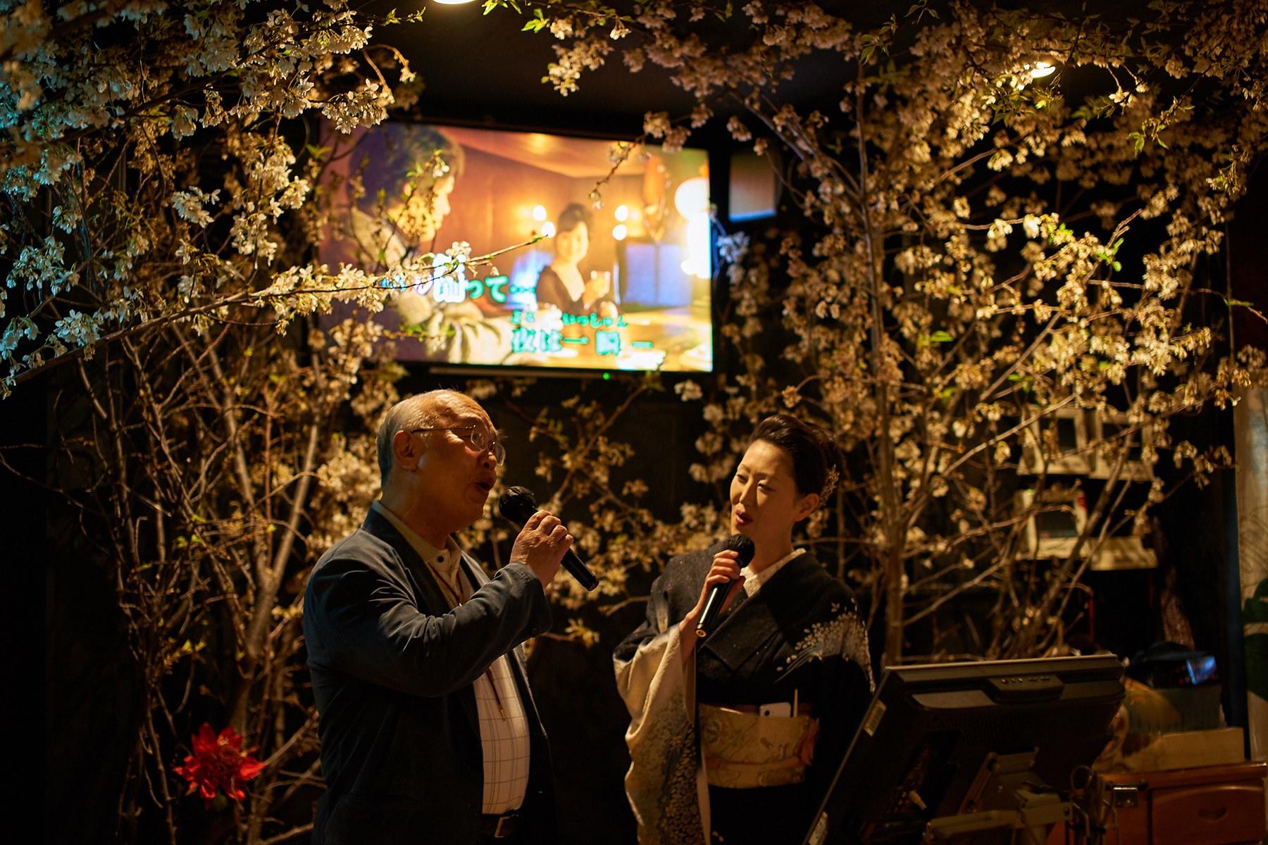 艶っぽい着物姿の恵子さんと『泣きながら夢を見て』をデュエット。桜はすべて本物!28年前より、毎年本物の桜の木を飾っています。