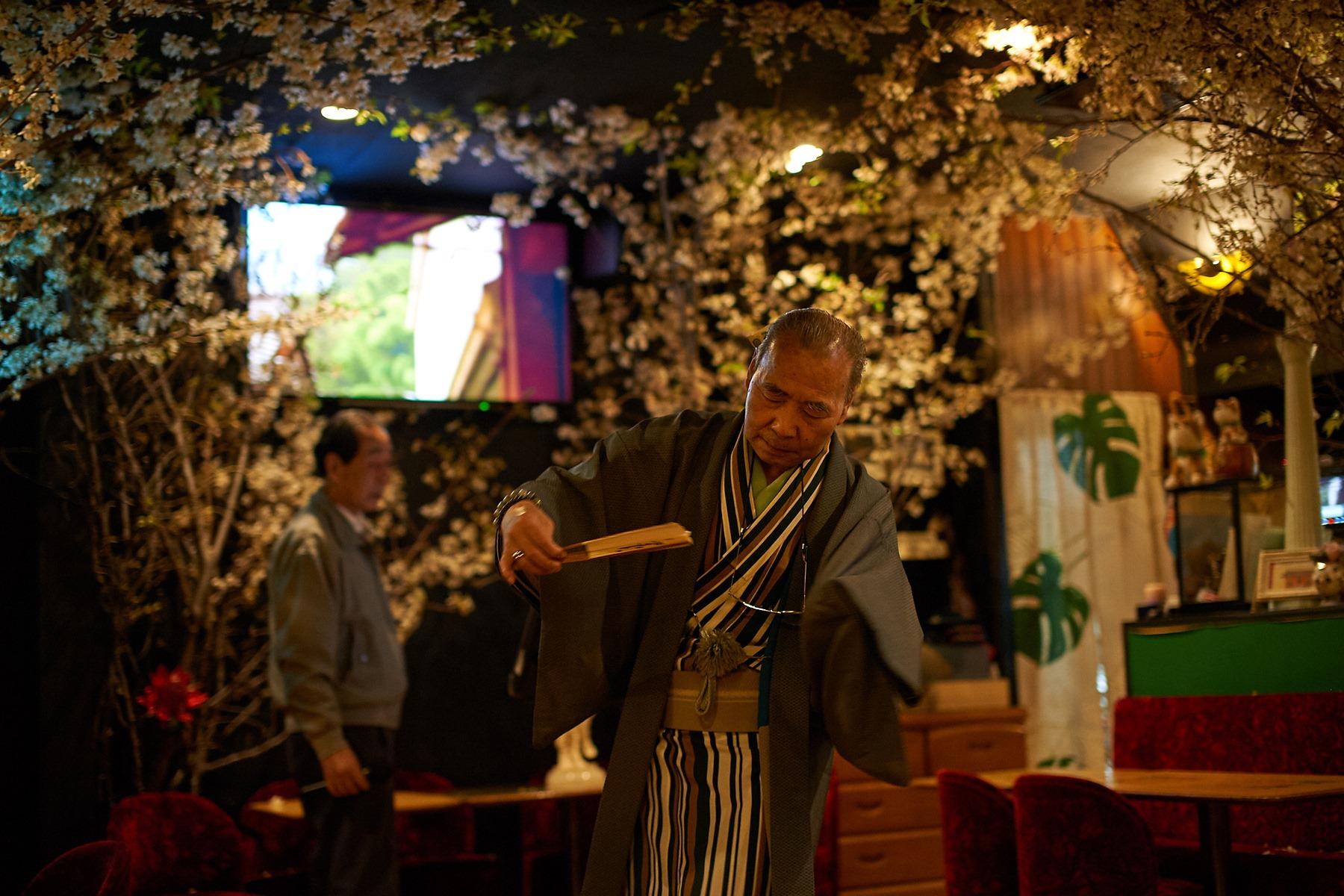 踊りが得意なお客さん。おもむろに席を立ち……。