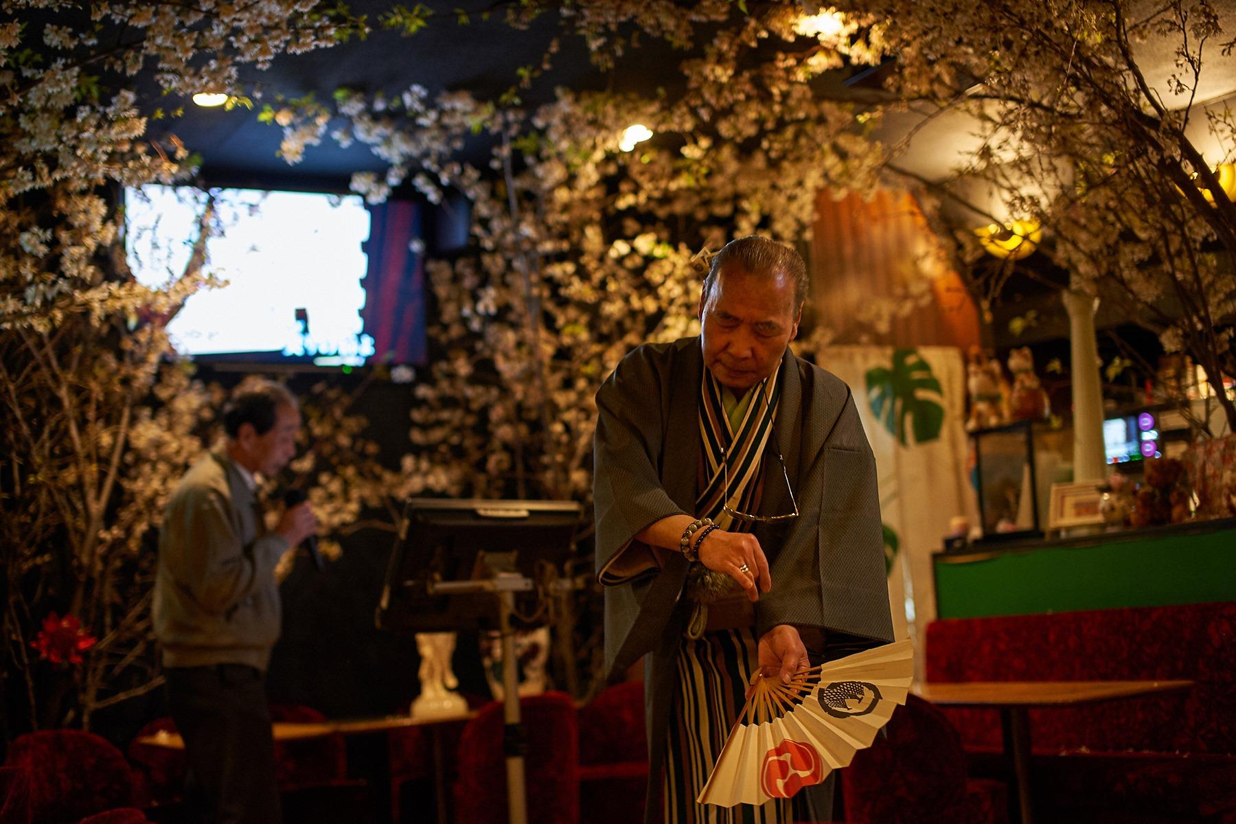 目を閉じ、舞う!