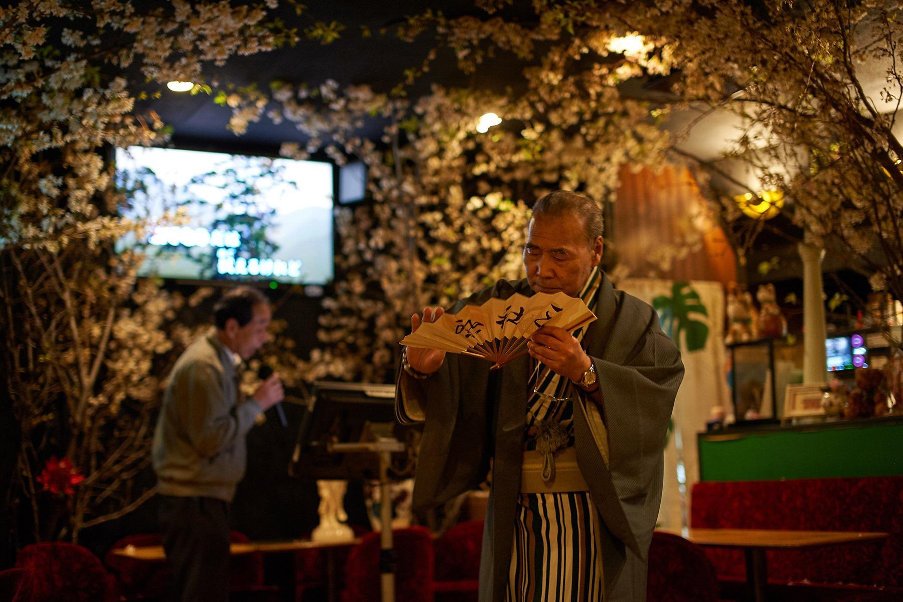扇子を開けば“三社祭”の筆文字。そう、ここは浅草!