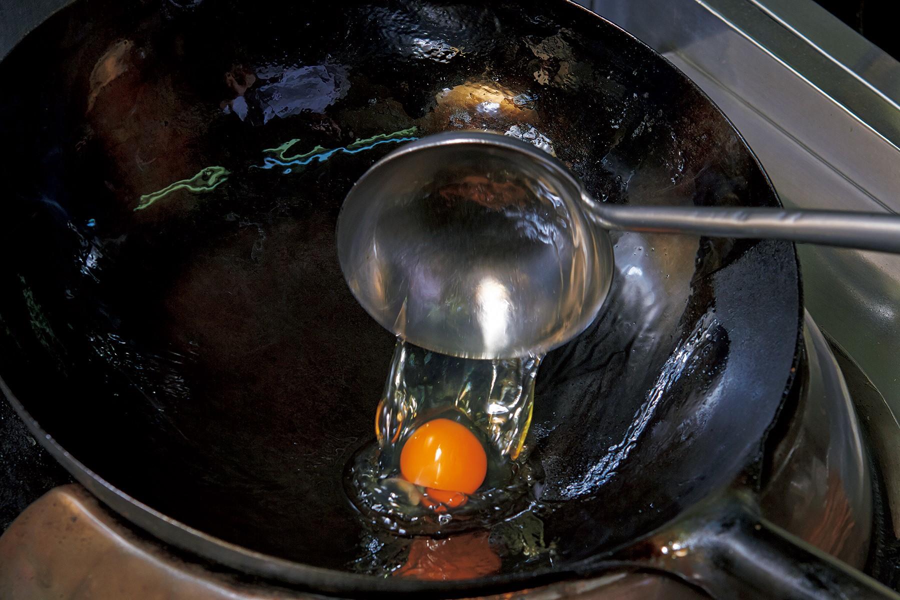 高温の油で、卵の香りをしっかり引き出す。