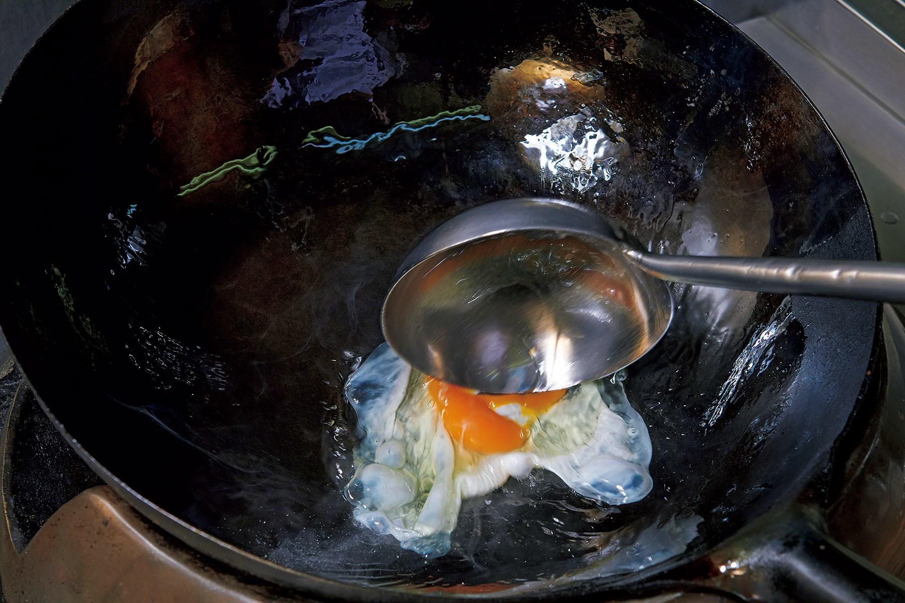 黄身と白身はなるべく混ぜ合わせず、金色と銀色に分けるようなイメージで。