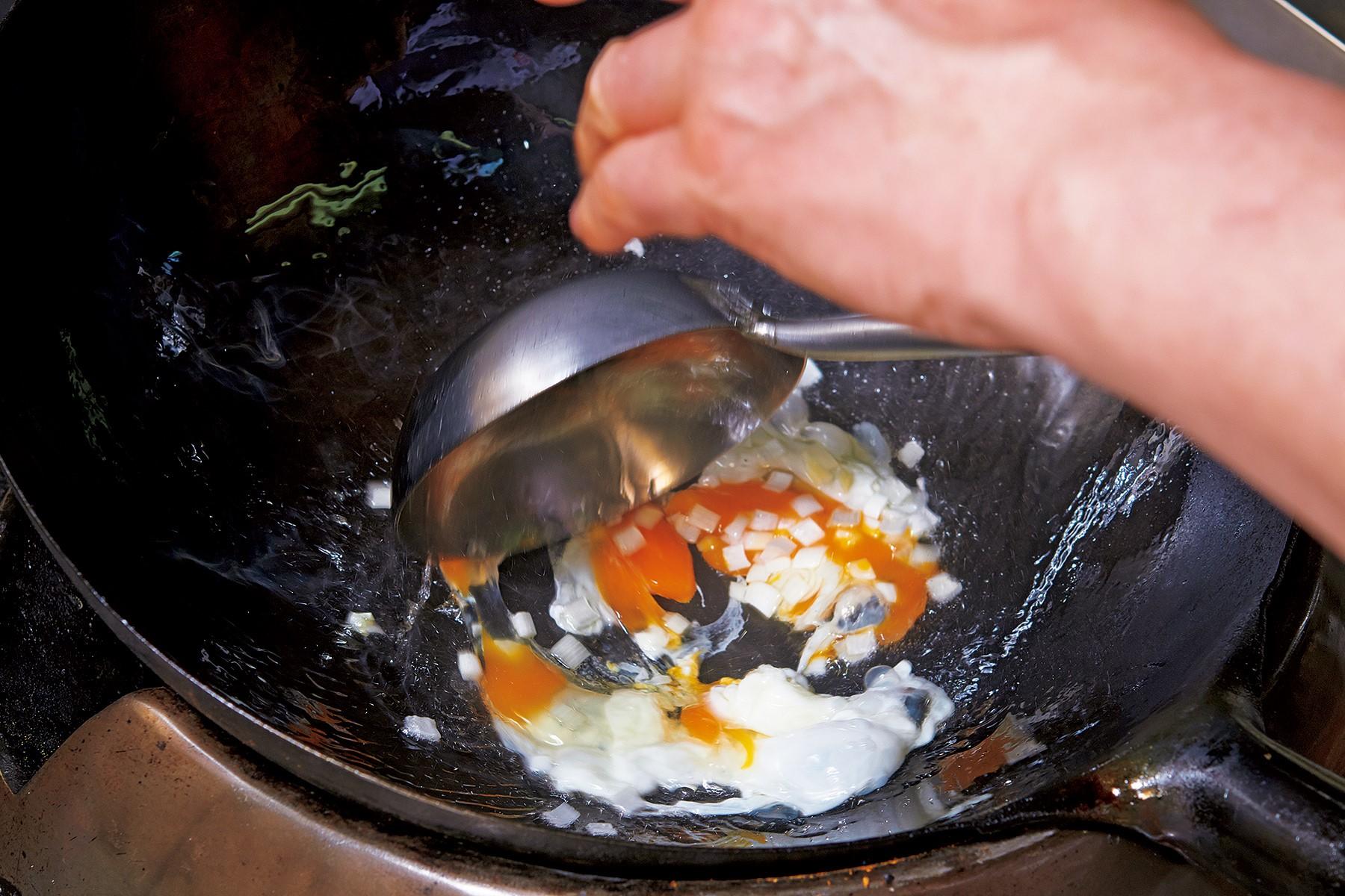 卵に生の部分を残しつつ、長ねぎの香りを十分に引き出す。