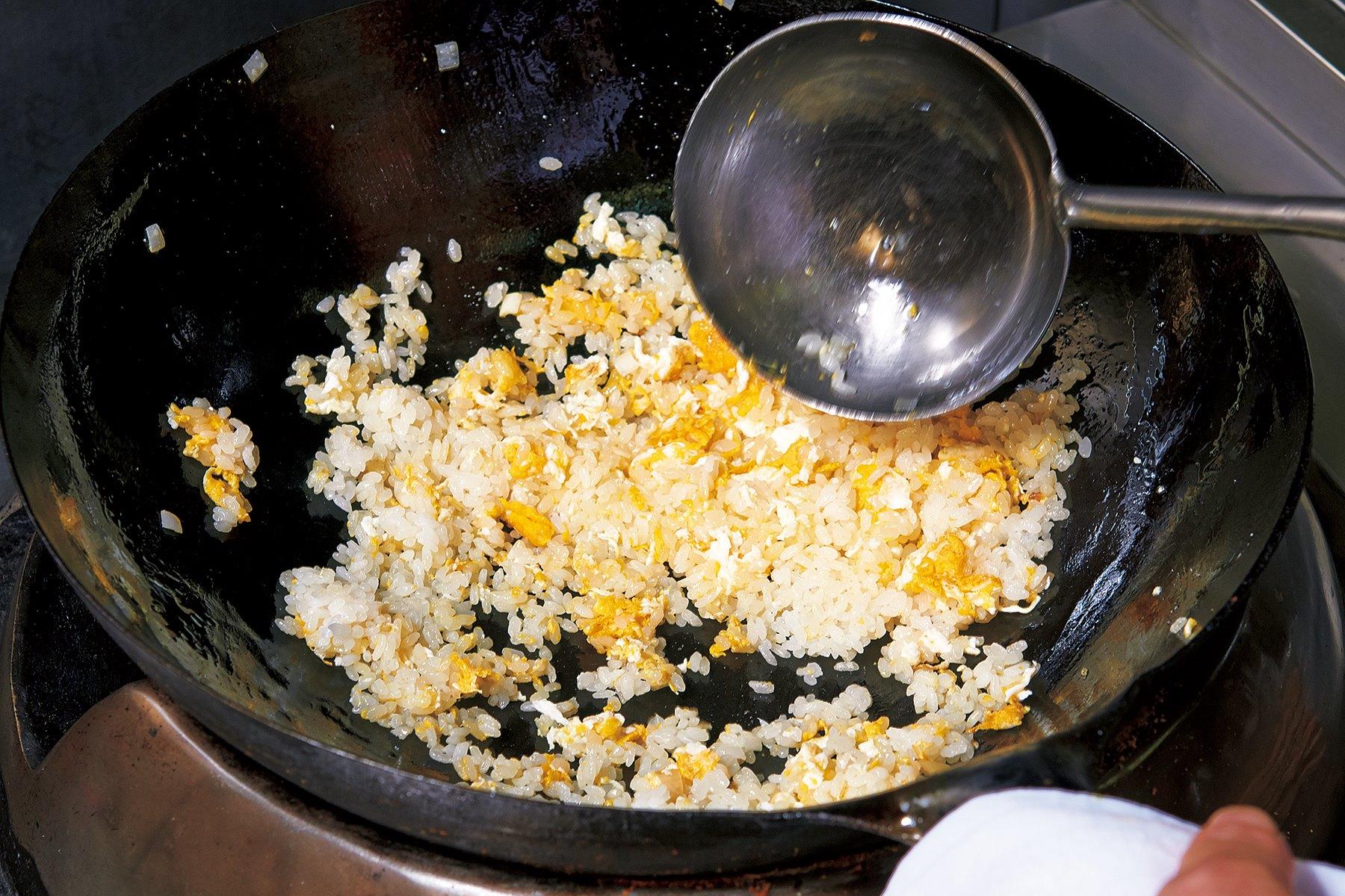 火から遠ざける回数が多くなると全体の温度が下がり、空気に触れたごはんが乾いて硬くなってしまうので、あおりすぎは禁物。