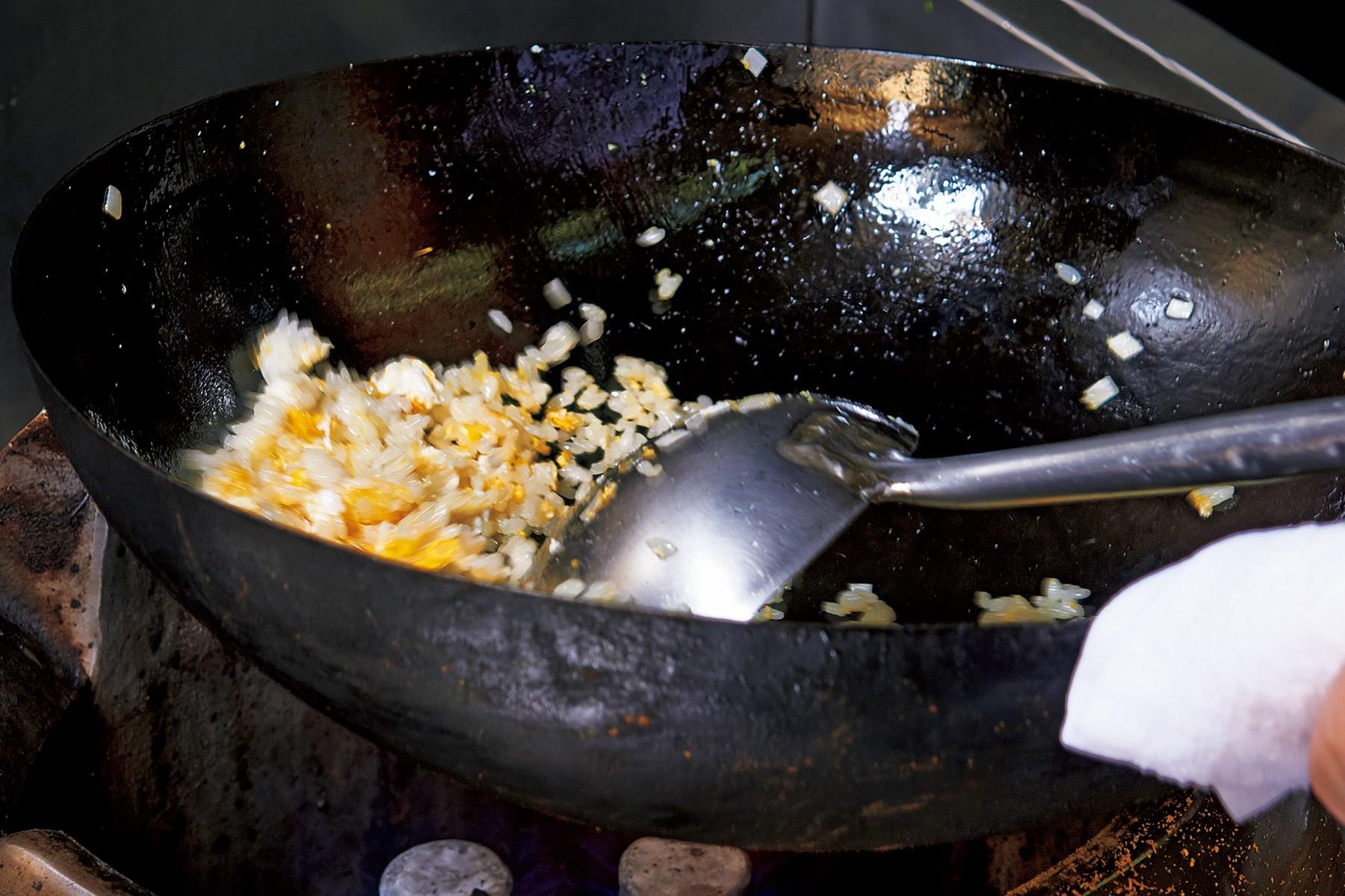 味に偏りが出ないよう、ごはんを混ぜるイメージで炒める。