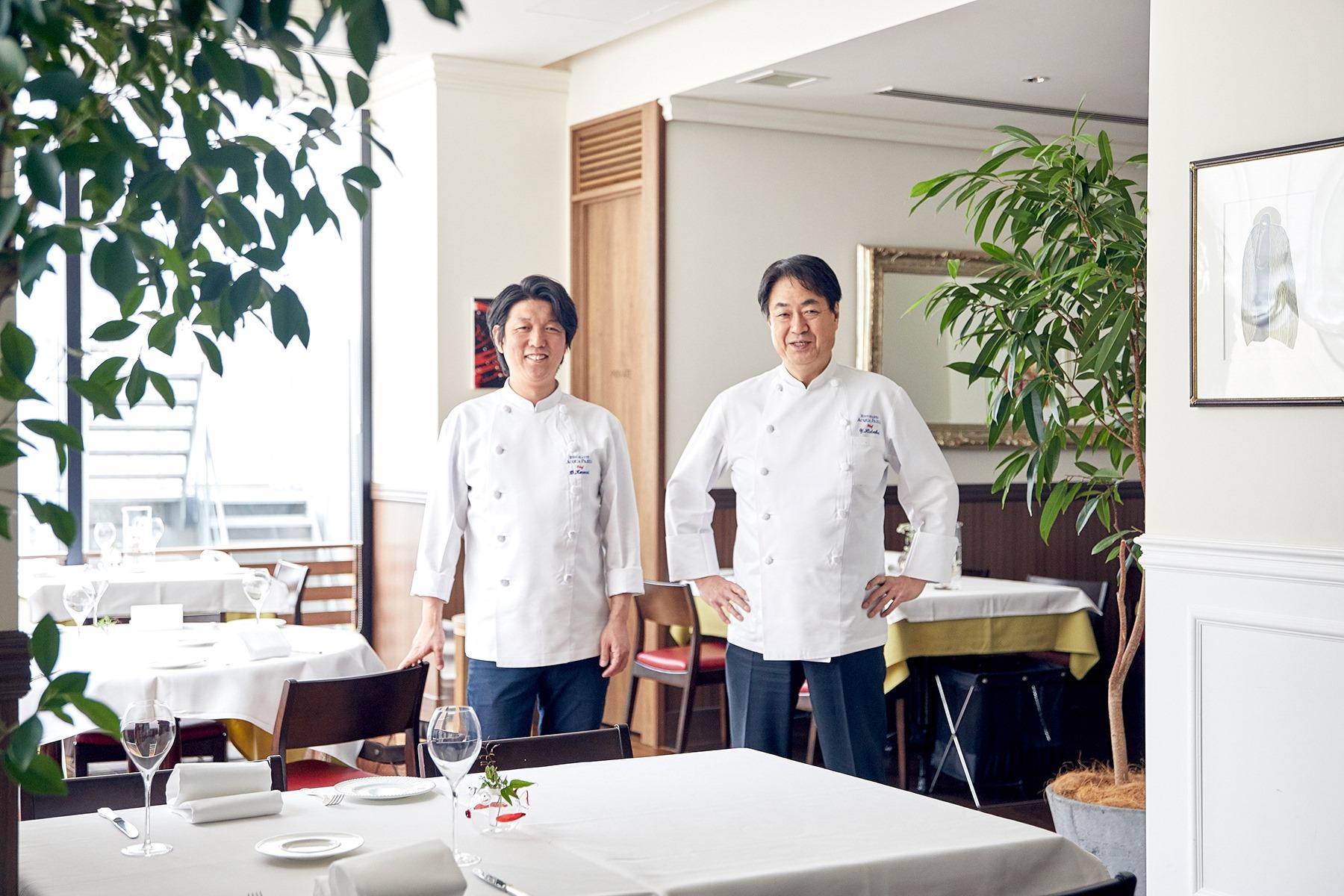 オーナーシェフの日髙良実さん(右)と、シェフの川合大輔さん。60席もある開放的な広い店内。