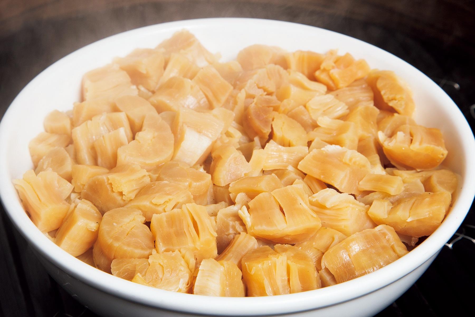 干し貝柱は日本酒に一晩浸してもどす。